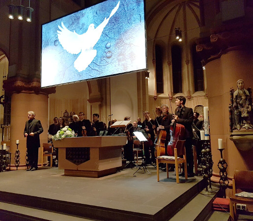 Chor Impuls am Altar mit Orchester