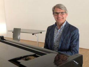 Chorleiter vom Chor Impuls Matthias Krella am Flügel