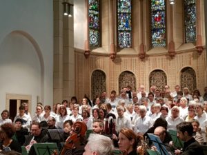 Chor Impuls in weissen Blusen